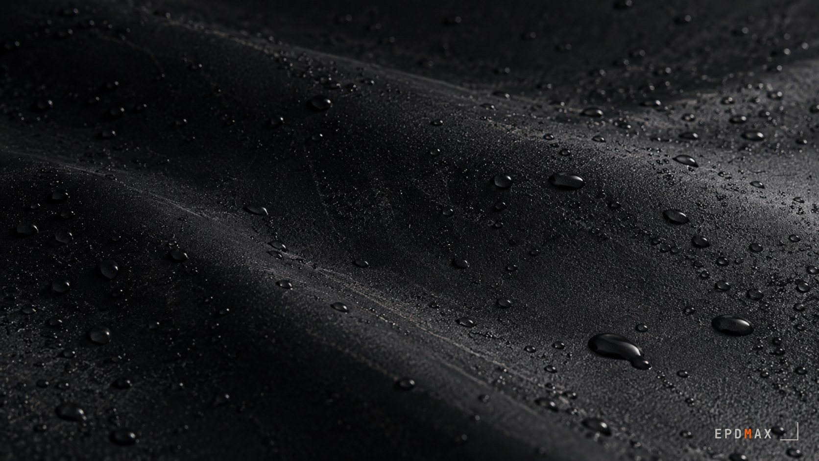 Gros plan d’une membrane EPDM noire couverte de gouttes d’eau perlées