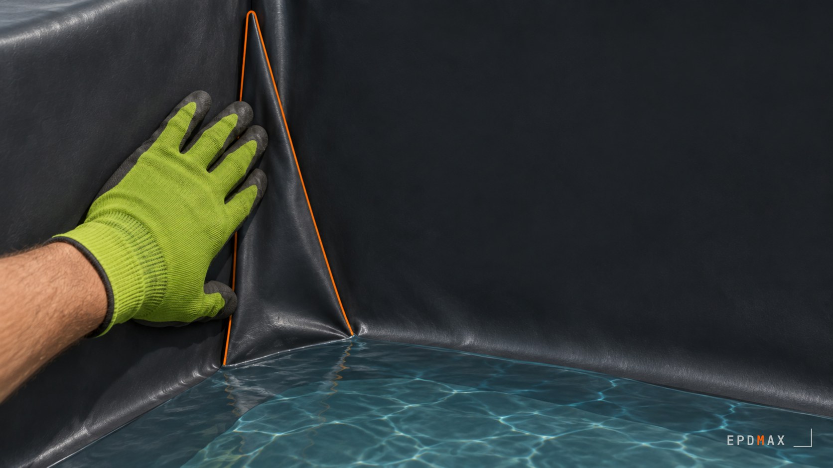 Pli unique couché contre la paroi dans l’angle d’un bassin en membrane EPDM, plaqué à la main